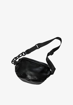 Čierna kožená taška cez rameno s nastaviteľným popruhom a hrubým reťazovým detailom na jednej strane, zobrazená na bielom pozadí.