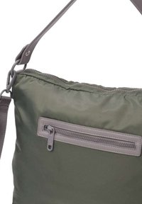 Bolso de hombro de nylon verde con una textura suave, que cuenta con un bolsillo frontal con cremallera, acentos grises y una sola correa ajustable.