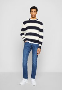 Tommy Hilfiger CORE BLEECKER SLIM - Liibuvad teksad - oregon indigo
