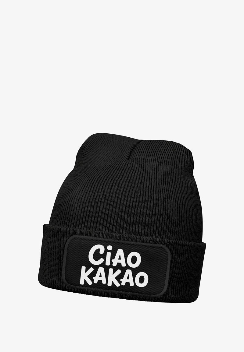 Schwarze Strickmütze mit strukturiertem Stoff und umgeschlagenem Bündchen. Mit einem rechteckigen Aufnäher, auf dem "Ciao Kakao" in kräftigen, weißen Buchstaben steht.