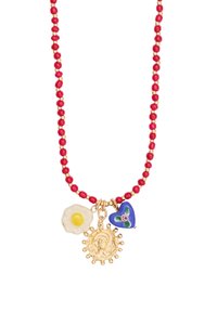 Rød perlekæde med guldaccessories; indeholder en hvid æg charme, en blå hjerte charme med en blomst, og en tekstureret guldmedaljon.