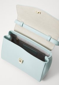 Borsa a tracolla in pelle azzurro chiaro con finitura liscia, chiusura in metallo dorato e tasca con cerniera interna. Design aperto con rivestimento in morbido tessuto.