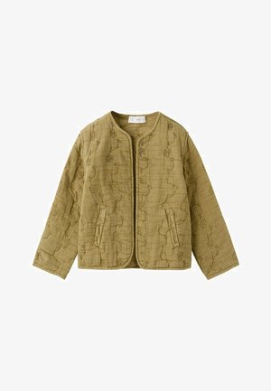Maslinasta prošivena jakna s okruglim izrezom, prednjim džepovima i izvezenim cvjetnim detaljima. Ima teksturiranu tkaninu za dodatnu toplinu.