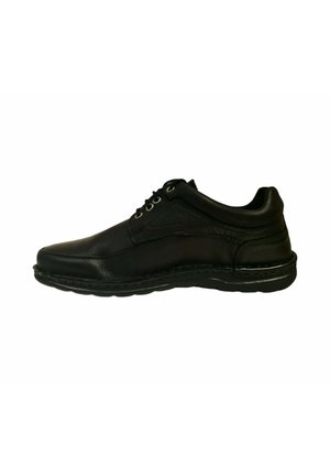 Zapatos de cuero negro con un acabado suave, que presentan una punta redonda, sutiles acentos de textura y una suela de plataforma para mayor amortiguamiento y soporte.