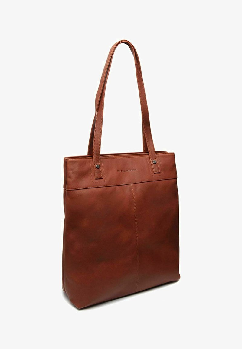 Sac en cuir marron avec deux longues anses et des détails de couture subtils sur fond blanc.