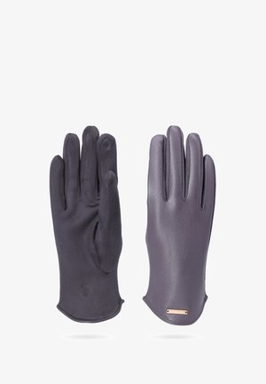 Guanti in pelle viola con una finitura liscia, tessuto morbido grigio scuro a contrasto su un lato e un accent metallico sul palmo.