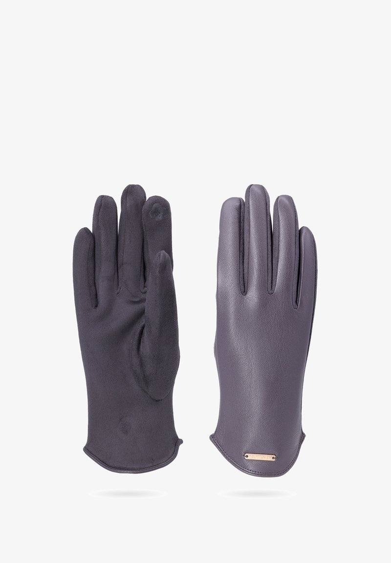 Guanti in pelle viola con una finitura liscia, tessuto morbido grigio scuro a contrasto su un lato e un accent metallico sul palmo.
