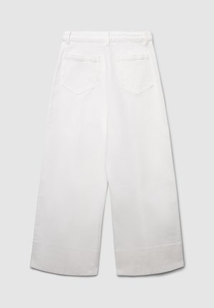 Pantalon blanc à jambes larges en coton, présentant une texture lisse, deux poches arrière et une finition d'ourlet propre sans quincaillerie visible.