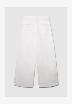 Weiße, weit geschnittene Baumwollhose mit glatter Textur, zwei Gesäßtaschen und einem sauberen Saumabschluss ohne sichtbare Hardware.