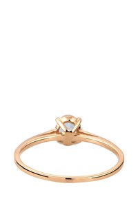 Goldring mit einem glatten, abgerundeten Band und einem einzelnen hellblauen Edelstein, der in einer Krappenfassung eingesetzt ist.