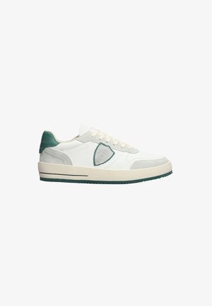 Sneaker bianca con accenti verdi, realizzata in materiali scamosciati e in pelle, con punta arrotondata, pannello laterale testurizzato e lacci piatti. Suola in gomma con motivo antiscivolo.