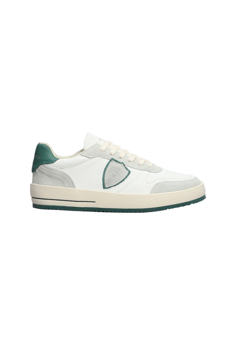 Sneaker bianca con accenti verdi, realizzata in materiali scamosciati e in pelle, con punta arrotondata, pannello laterale testurizzato e lacci piatti. Suola in gomma con motivo antiscivolo.