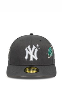 Cappellino da baseball grigio in tessuto con logo ricamato in bianco dei New York Yankees, grafica di un pianeta e accenti a stella. Visiera piatta.