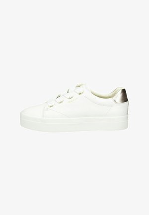 Witte lage sneaker met brede satijnen veters, gouden veteroogjes, metalen gouden hielstuk en een gestructureerde rubberen zool.
