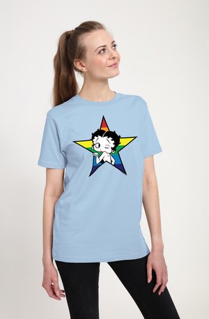 Lyseblå bomulds t-shirt med et farverigt stjernesymbol i midten, der viser en tegneseriefigur med markante konturer og livlige farver.