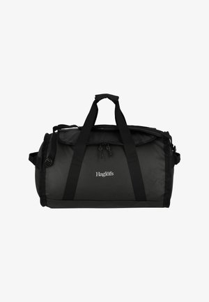 Borsa da viaggio nera realizzata in tessuto resistente, con chiusura a zip, due manici e una tracolla regolabile. Logo del marchio visibile.