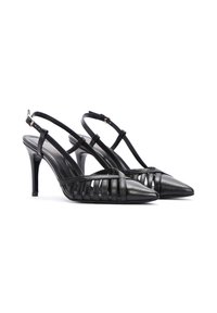 Tacones slingback de cuero negro con punta afilada, diseño de tira trenzada y un tacón de aguja de altura media con una correa de tobillo ajustable.