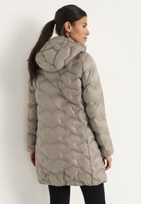 Puffervest in lichtgrijs, met een capuchon, een gequiltde textuur, lange mouwen en een licht getailleerde taille, die tot halverwege de dij reikt.