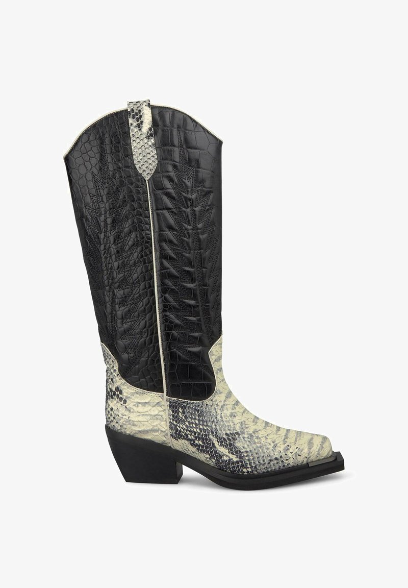 Bota de vaquero en blanco y negro con parte superior texturizada en negro, parte inferior con patrón de serpiente blanca, puntera puntiaguda y tacón cuadrado.