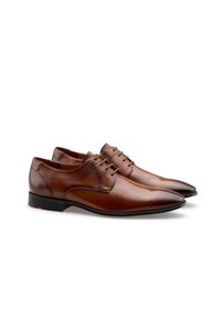 Chaussures habillées en cuir marron avec une finition lisse, bout pointu et quatre œillets de lacet. Présentent une couture discrète et un talon bas noir.