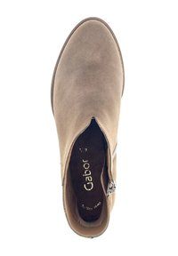 Braune Wildleder-Ankelstiefel mit glatter Oberfläche, runder Spitze, seitlichem Reißverschluss und Gabor-Branding im Inneren. Flache Sohle.