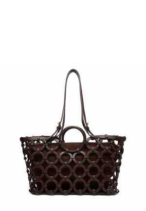 Ciemnobrązowa torba typu tote ze skórzanym wzorem z okrągłymi wycięciami, wyposażona w długie paski na ramię i mniejszy okrągły uchwyt na środku.