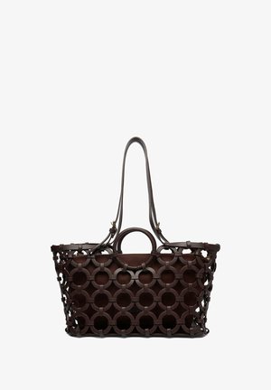 Ciemnobrązowa torba typu tote ze skórzanym wzorem z okrągłymi wycięciami, wyposażona w długie paski na ramię i mniejszy okrągły uchwyt na środku.