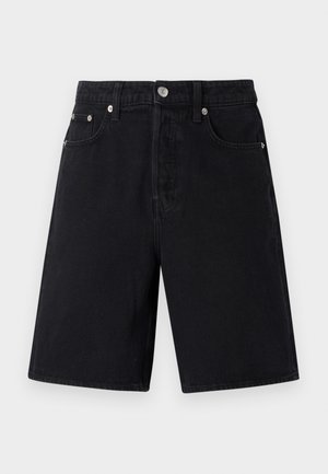 Μαύρες τζιν σορτς με ίσια γραμμή. Περιλαμβάνουν φερμουάρ, πέντε τσέπες, ασημί μεταλλικά στοιχεία και μια διακριτική υφή.