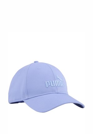 Jasnofioletowa czapka bejsbolowa Puma z zakrzywionym daszkiem i haftowanym logo z przodu, prezentowana na białym tle.