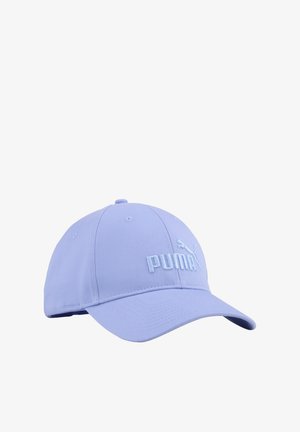 Jasnofioletowa czapka bejsbolowa Puma z zakrzywionym daszkiem i haftowanym logo z przodu, prezentowana na białym tle.