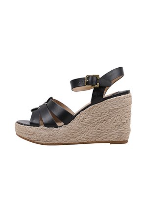 Sandalia de cuña de cuero negro con plataforma de yute trenzado y correa al tobillo con hebilla dorada, vista de perfil lateral.