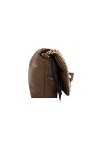 Borsa in pelle marrone con un accento in catena dorata lungo la parte superiore, con una texture liscia e un design piegato.
