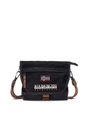 Schwarze Napapijri Geographic Umhängetasche mit braunem verstellbarem Riemen und kleinem norwegischem Flaggen-Patch auf der Vorderklappe.