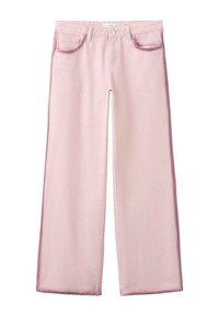 Blugi roz deschis, cu picior larg, care prezintă un design clasic cu cinci buzunare, cu închidere cu nasture și detalii cusute de-a lungul cusăturilor laterale.