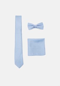Lyseblå slips, butterfly-slips og lommeværksett. Teksturert stoff med en glatt finish. Alle delene matcher i farge og design.