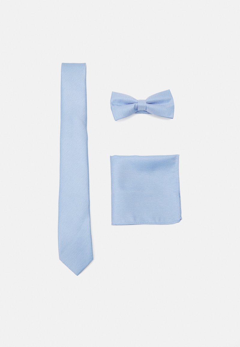 Lyseblå slips, butterfly-slips og lommeværksett. Teksturert stoff med en glatt finish. Alle delene matcher i farge og design.