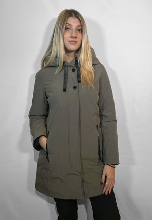 Giacca impermeabile verde oliva con cappuccio, dettagli neri, bottoni frontali e tasche laterali; texture liscia e leggermente lucida.