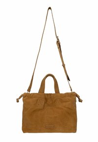 Sac à bandoulière rectangulaire en daim marron avec sangle réglable, deux petites poignées supérieures et écusson du logo de la marque sur le devant.