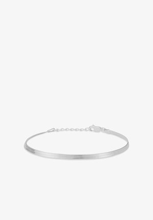 Bracelet en argent au design épuré et plat, présentant une surface texturée et un fermoir à chaîne ajustable pour un maintien sécurisé.