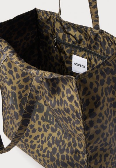 Sac fourre-tout imprimé léopard avec poche zippée noire à l'intérieur et logo ASPESI noir sur le côté extérieur.