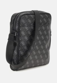 Borsa sintetica nera con finitura testurizzata, caratterizzata da motivi a logo grigi, chiusura con zip e tracolla regolabile per il trasporto.