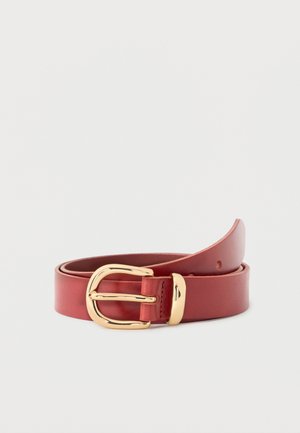 Opgerolde rode leren riem met glanzende gouden ovale gesp en bijpassende gouden lus op een neutrale achtergrond.