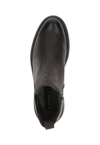 Botín de cuero marrón oscuro con textura suave, punta redondeada, cremallera lateral y sutiles variaciones tono sobre tono en el material superior.