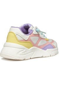 Baskets multicolores en blanc, rose, jaune et violet. Présentent des panneaux en maille, des accents texturés et une semelle rembourrée avec un logo.