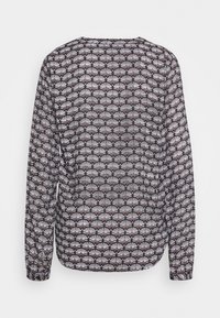 Koszula z długim rękawem z powtarzającym się wzorem wachlarzy w kolorach czarnym, białym i szarym, pokazana od tyłu na jednolitym białym tle.