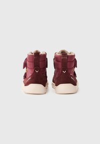 Sapatos de cano alto em bordeaux, feitos de camurça e materiais sintéticos, com um forro suave, correias em Velcro e solas grossas de borracha bege.