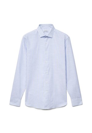 Chemise à manches longues rayée bleu clair et blanc, en coton, col à boutons, patte de boutonnage avec boutons contrastants, et poignets avec accents blancs.