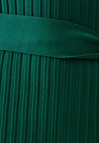 LINSEY - Pletené šaty - emerald