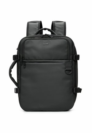 Czarny prostokątny plecak z wieloma kieszeniami na zamek, wyściełanymi paskami na ramiona, górnym uchwytem i bocznymi klamrami do regulacji.