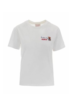 T-shirt bianca a maniche corte con la scritta "Pardon my FRENCH" e un piccolo orso ricamato con un outfit a righe sul petto.